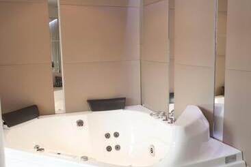 هتل آپارتمان Madrid Central Gran Via Suites