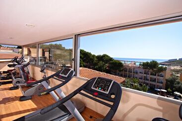 هتل آپارتمان Zafiro Cala Mesquida