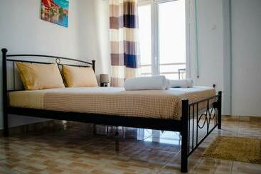 هتل Nikolakakis Rooms Lavrio