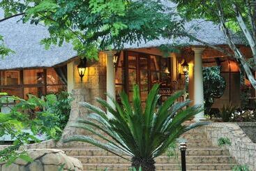 هتل Summerfield Luxury Resort & Botanical Garden