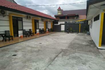 هتل Oyo 90699 Yellow White Guesthouse Palu