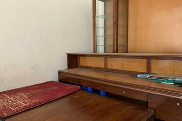 هتل Oyo 90699 Yellow White Guesthouse Palu