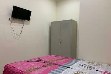 هتل Oyo 90699 Yellow White Guesthouse Palu
