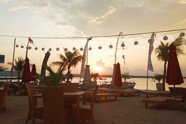 호텔 Maruti Beach Club