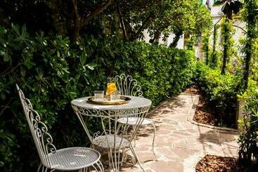 تختخواب و صبحانه Villa Aurelia Suites And Apartments