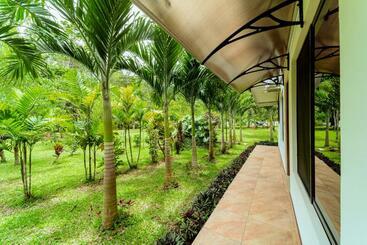 هاستل Casa Blossom   Beach Paradise Retreat, Fully Equipped, Holiday Home