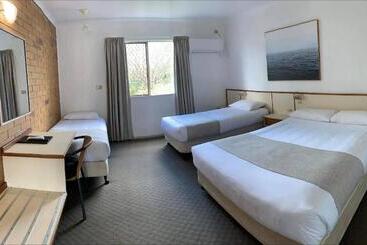 모텔 Country Comfort Gin Gin Wild Scotsman Motor Inn Qld
