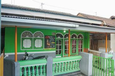 پانسیون Gandrung Payungan Family Inn