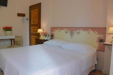 پانسیون Velia Mare