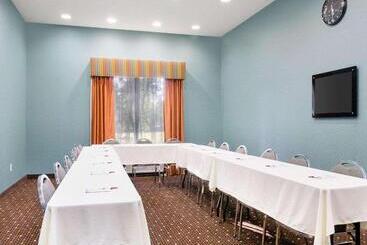 בית מלון כפרי Comfort Suites Topeka Northwest