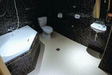 Reddoorz Plus @ Taj Hotel Tuguegarao