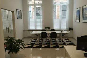 هتل Antwerp Business Suites