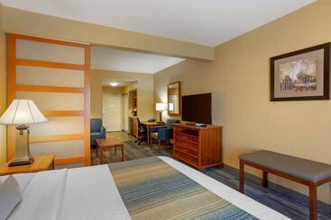 هتل Best Western Plus University Park Inn & Suites