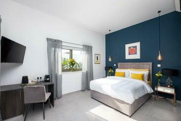 تختخواب و صبحانه Rooms At Villa Amour Cyprus