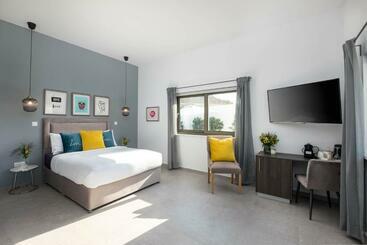 تختخواب و صبحانه Rooms At Villa Amour Cyprus