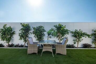 تختخواب و صبحانه Rooms At Villa Amour Cyprus