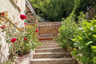 تختخواب و صبحانه La Dolce Vita Justine