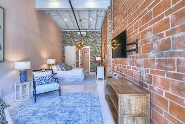 هتل The Pink Room At Emily S On The Island