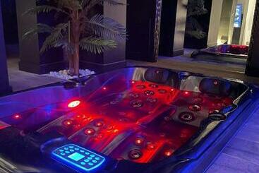 هتل La Suite Grenoble Spa Jacuzzi Et Sauna Privatif