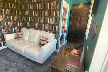 هاستل The Library Style Room