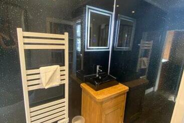 هاستل The Library Style Room