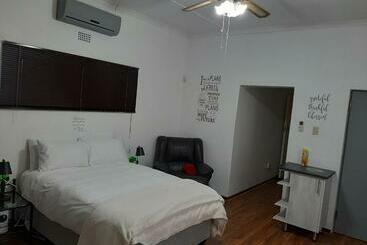 پانسیون Nikita S Self Catering Haven 2