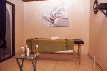 تختخواب و صبحانه Warmbaths Thai Spa And Guest House