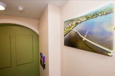 تختخواب و صبحانه Quay 8