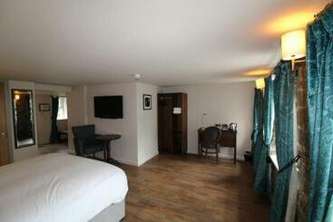 هتل Rooms @ The Dolau Inn