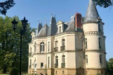 تختخواب و صبحانه Château D Escurat