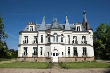تختخواب و صبحانه Château D Escurat