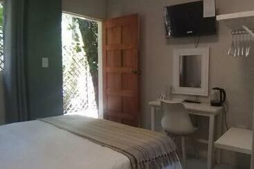 تختخواب و صبحانه La Moor Country Venue & Eatery