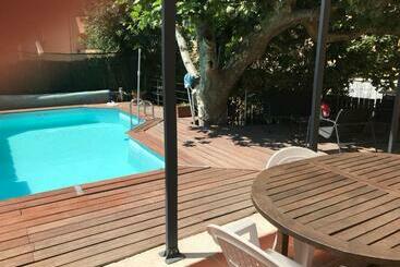 پانسیون Chambre Climatisée Avec Sdb Privée Dans Une Villa Avec Piscine Ouverte D Avril à Mi Octobre