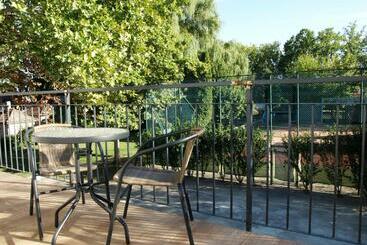 تختخواب و صبحانه Garden Club Panzió