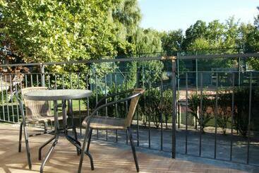 تختخواب و صبحانه Garden Club Panzió