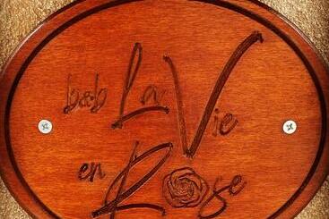 تختخواب و صبحانه La Vie En Rose