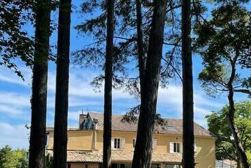 پانسیون Domaine De La Pinède