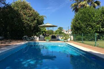 تختخواب و صبحانه Villa De La Luz Luxury Guesthouse