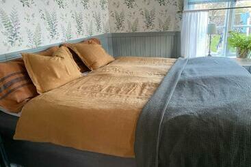 B&b Bland Ormbunkar Och Rosor