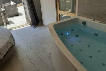 تختخواب و صبحانه Allegria Nimes Chambre Deluxe Spa