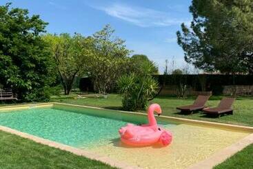 مبيت وإفطار Le Patio, Chambres D Hôtes Pour Adultes En Camargue, Possibilité De Naturisme à La Piscine