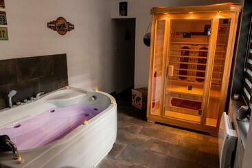 تختخواب و صبحانه Aux 3 Nuances Suites Privatives & Spa