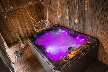 تختخواب و صبحانه Aux 3 Nuances Suites Privatives & Spa