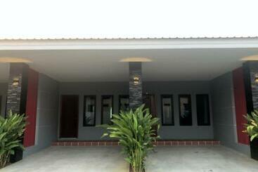 مُتل Pailin Place