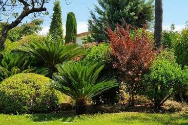تختخواب و صبحانه Le Domaine Des Mûriers   Charme, Chic, Calme En Provence Côte D Azur