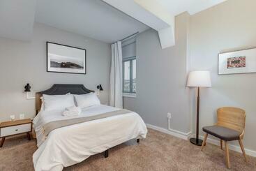 Park Pacific   Spacious Dt Apts With Free Parking By Zencity