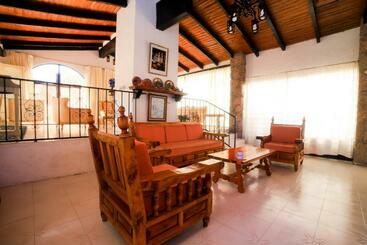هتل Casa De Las Cruces Taxco