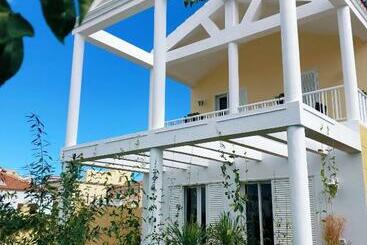 تختخواب و صبحانه Villa 8 Islas