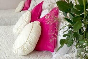 تختخواب و صبحانه Healing Waters Sanctuary For Exclusive Private Hire And Self Catering Board, Vegetarian, Alcohol & W