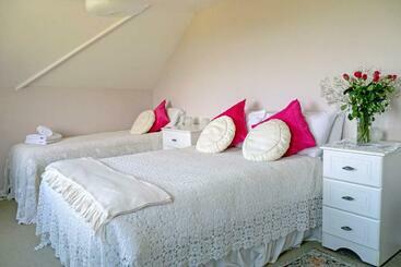 تختخواب و صبحانه Healing Waters Sanctuary For Exclusive Private Hire And Self Catering Board, Vegetarian, Alcohol & W